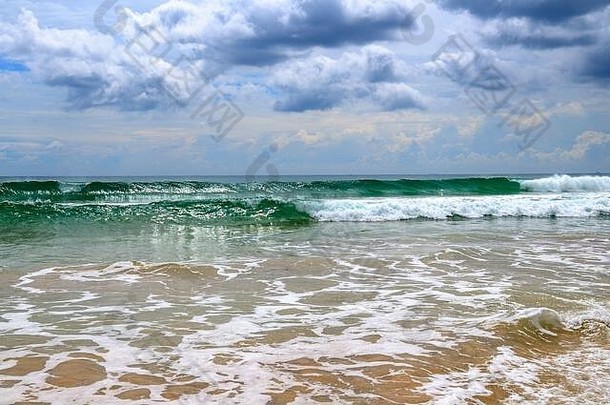 <strong>斯里兰卡</strong>海岸线地平线上出现了暴雨和热带风暴的壮观云景。从沙滩上拍摄的广角镜头。