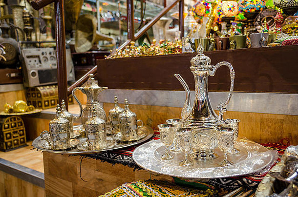 阿曼马斯喀特一家零售店展出了两种美丽的阿曼咖啡（kahwa）杯和壶套。