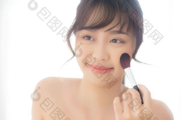 美丽肖像年轻的亚洲女人微笑着用镜子在卧室里用刷子刷脸颊化妆，美丽的女孩拿着腮红，s