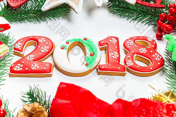 圣诞花环装饰，姜饼2018，白色背景圣诞树的树枝。冬季和新年假期的象征。