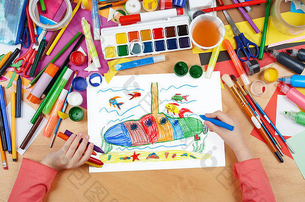 潜水艇和海洋生物儿童绘画，用铅笔在纸上画图画的俯视手，工作场所艺术品