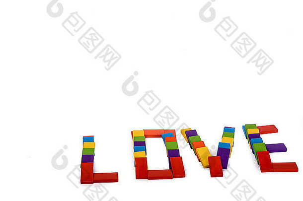 彩色的木制多米诺骨牌在白色背景上写着“爱”这个词
