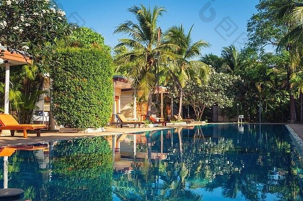 豪华游泳池和现代装饰，可在度假村、别墅泳池边和建筑外部舒适放松。户外休闲活动