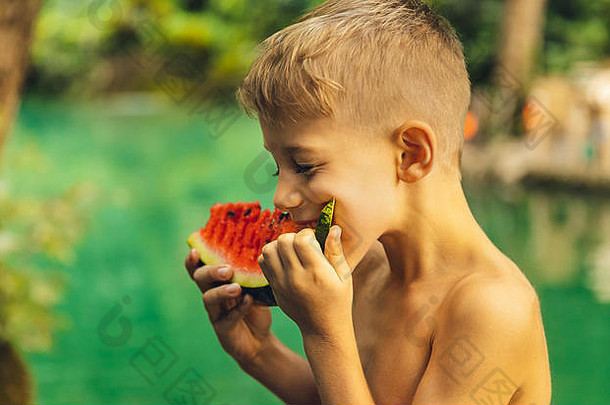 肖像可爱的男孩快乐吃西瓜在户外享受新鲜的成熟的多汁的水果快乐夏天假期农村