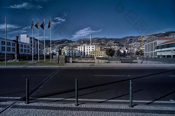 欧洲联盟葡萄牙马德拉阳光下Funchal码头区的城市景观和主要道路