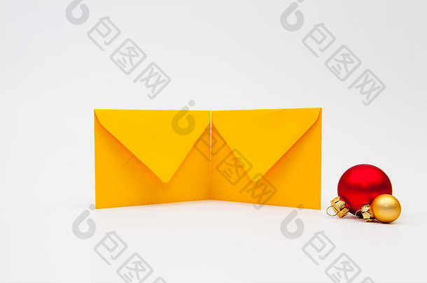 白色桌子上的黄色信封和圣诞装饰