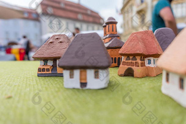 令人惊叹的陶瓷和陶瓷工艺品，代表了微型房屋和建筑