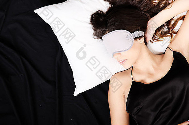年轻的女人睡觉眼睛覆盖面具