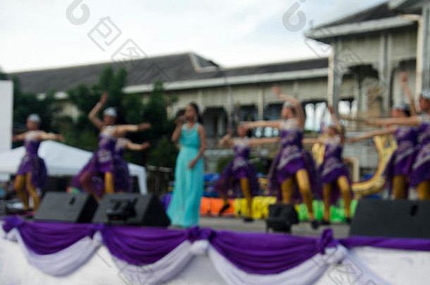 泰国人的模糊动作在Than Nam Non-Ma泰国传统文化节上用舞蹈演唱民歌和乡村音乐