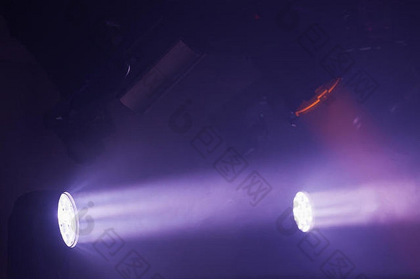 烟雾中的紫色聚光灯，舞台照明背景照片