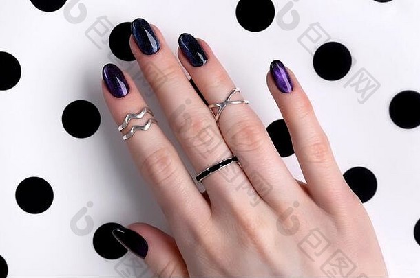 美丽的培养女人的手黑暗闪闪发光的波兰的设计指甲
