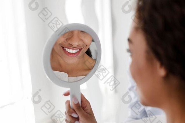 白色微笑镜子非洲女孩参观牙医