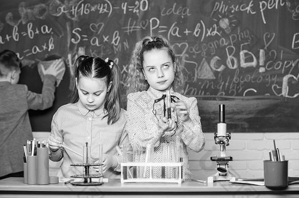 女孩男孩实验室化学科学孩子们收入化学学校实验室孩子们科学生物学实验显微镜研究有趣的