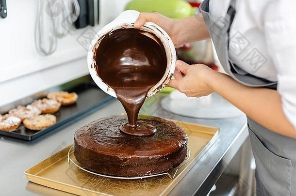 帕蒂西耶把液体巧克力倒在蛋糕上