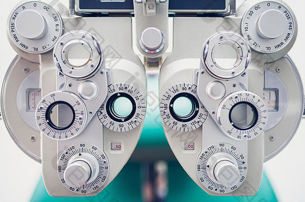 眼镜商的仪器测量视线