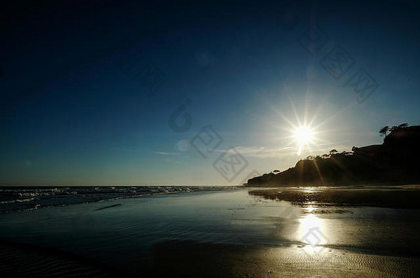 阳光明媚的欧洲阿尔布费拉海滩景观