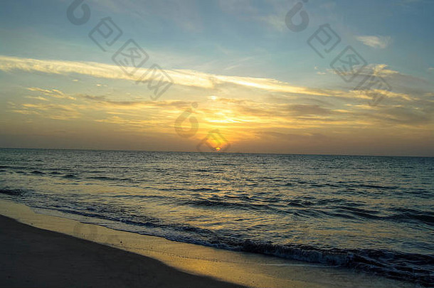 在布兰卡海滩拍摄的太平洋日出图片