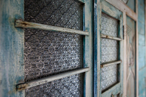 旧门上的复古图案玻璃