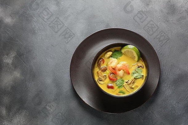 汤姆山药如果辣的汤虾海鲜西红柿蘑菇柠檬草椰子牛奶姜辣椒胡椒碗传统的泰国食物