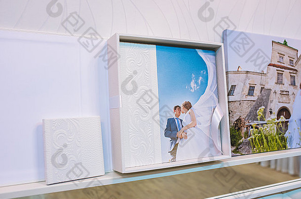 带图片的白色皮革婚礼相册和相册