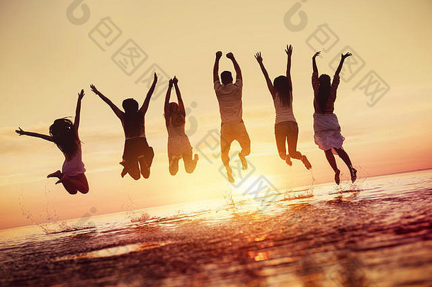 大集团快乐朋友有趣的跳跃水日落