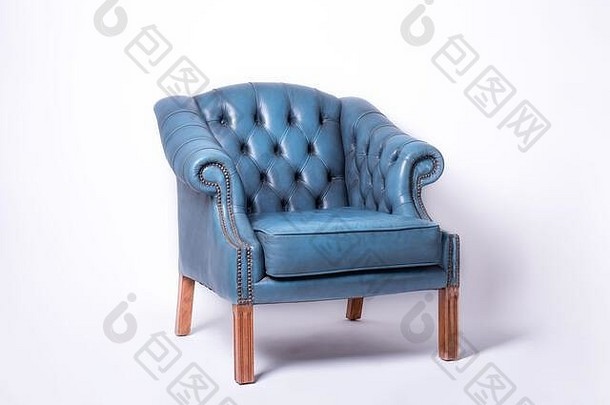 经典黑暗蓝色的皮革扶手椅孤立的白色背景剪裁路径