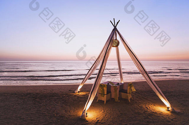 度蜜月晚餐婚礼夫妇海滩豪华的浪漫的酒店美丽的表格日落