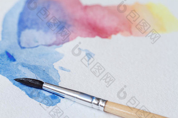 在一张白纸上，在图片、背景或概念中，用毛笔画出美丽的水彩画