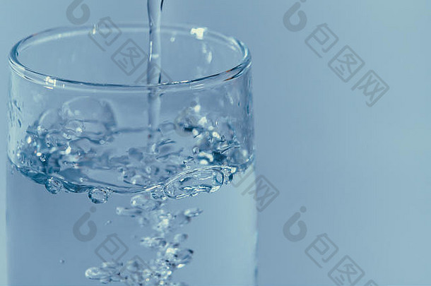 特写杯水，淡水和纯净水，<strong>世界水日</strong>概念。
