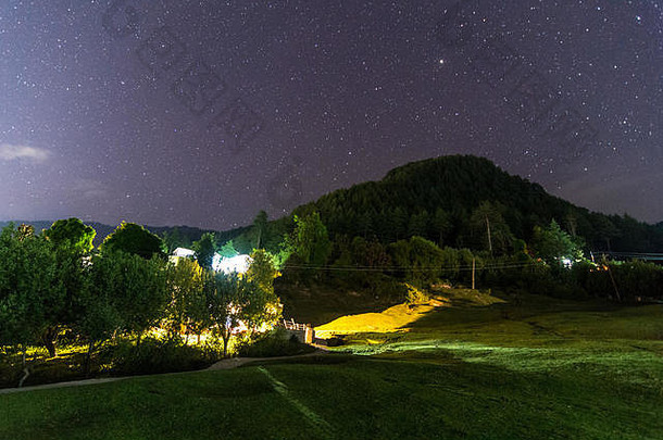 夜景，喜马拉雅山夜晚星空下的村舍