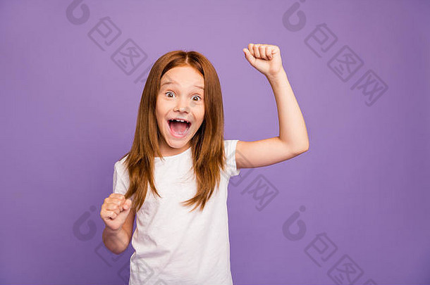 照片中，兴奋的小狐狸女士举起拳头大声尖叫，获得了最好的考试成绩，庆祝穿白色t恤