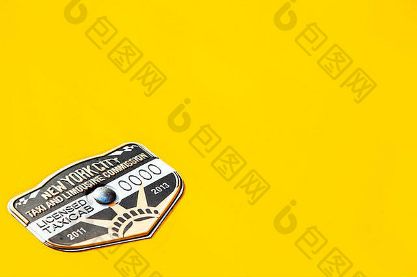 纽<strong>约车</strong>黄色前罩上金属徽章的特写镜头。