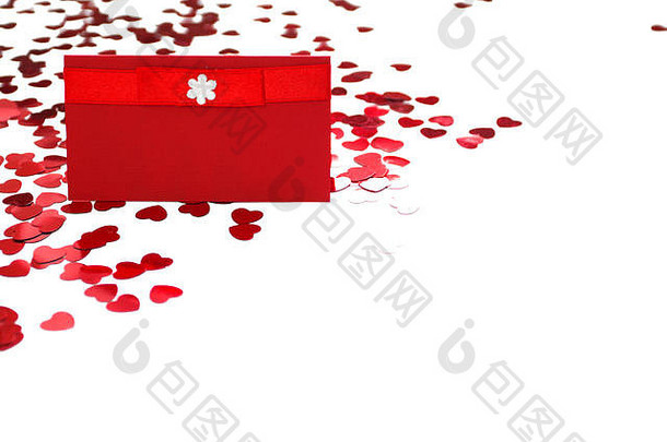 情人节的概念。红色心形和白色背景上的装饰卡。