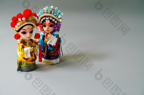 传统的中国已婚娃娃是在灰色背景下制作的