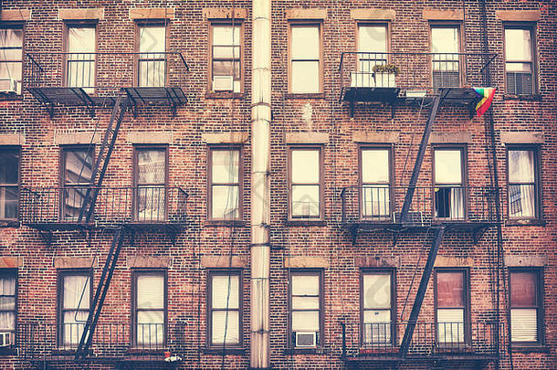 老电影复古风格的照片，一座带<strong>消防通道</strong>的建筑物，纽约市标志之一，美国。