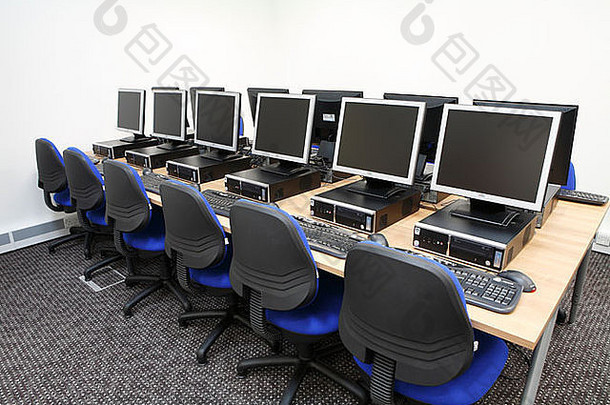 一排大学电脑和显示器