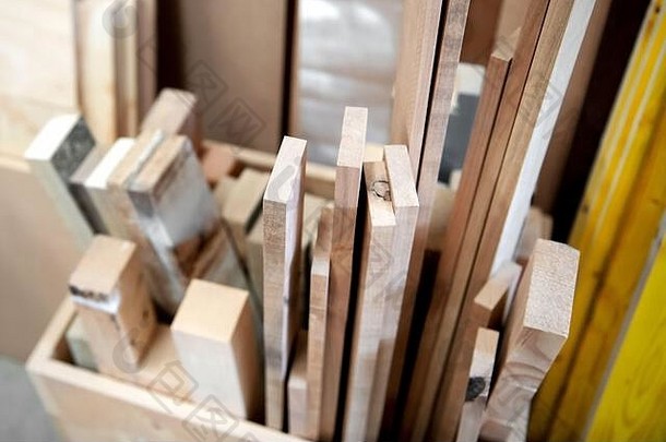 各种备用木块和木板储存在木工或木工车间的箱子中，近距离观察