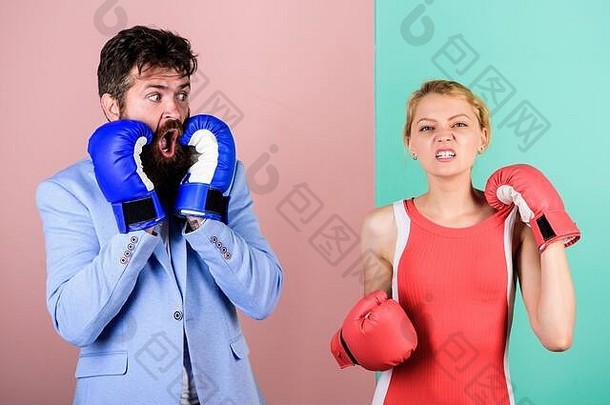 战斗幸福有胡子的男人。赶时髦的人战斗女人问题的关系体育运动家庭夫妇拳击手套强度权力基因敲除冲赢得战斗