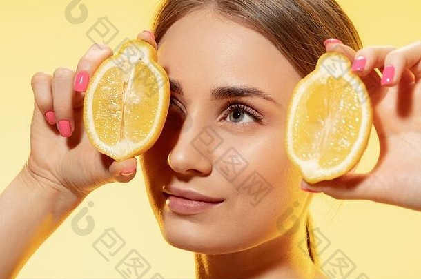 关闭美丽的年轻的女人柠檬片黄色的背景概念化妆品化妆自然生态治疗皮肤护理闪亮的健康的皮肤<strong>时尚</strong>医疗保健