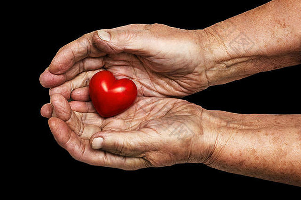 一位年长的妇女，手心是红色的，与白色背景隔离，象征着关爱