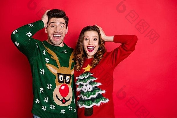 令人印象深刻的两对时髦夫妇的肖像尖叫哇天哪听到新闻穿驯鹿圣诞树设计装饰有趣的毛衣收到奶奶的隔离