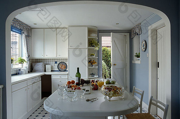厨房扩建部分，白色单元，早餐吧，浅蓝色墙壁，格子地板