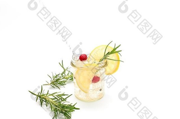 含冰、柠檬和新鲜水果的清爽滋补饮料。清凉饮料概念
