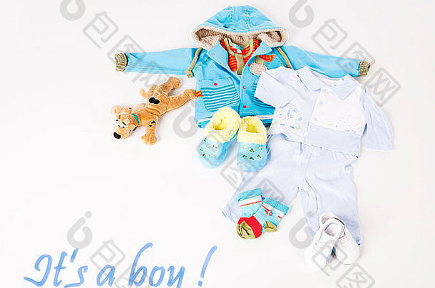 在白色背景上为婴儿隔离的蓝色男孩服装。是个男孩！
