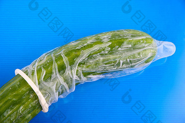蓝白相间的避孕套里的黄瓜