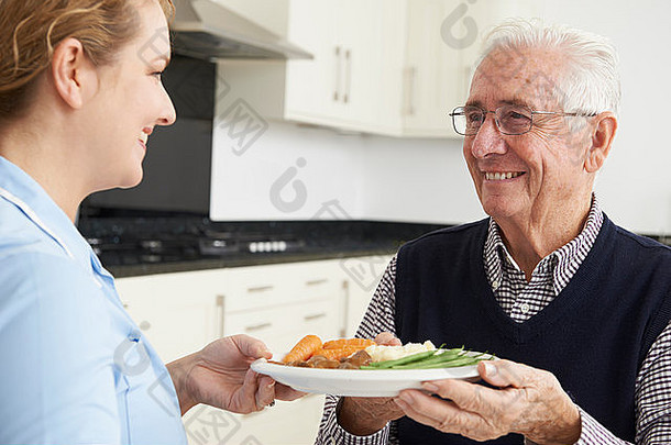护工为老人提供午餐