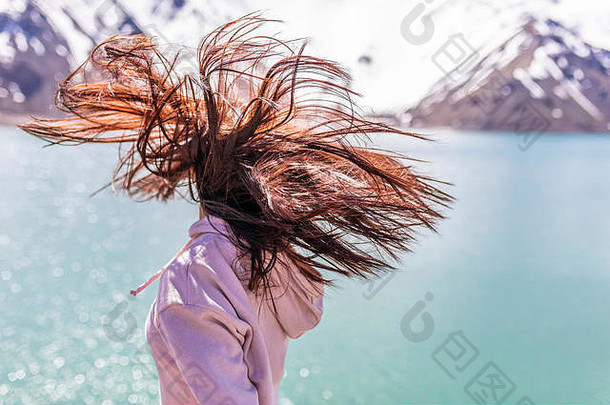 女孩在看令人惊叹的山景。安第斯山脉中部的埃巴尔斯-德尔-耶索（卡斯特湖）湖水，乌云密布