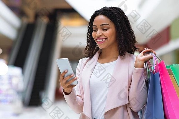 折扣应用程序微笑黑色的女人购物袋智能<strong>手机</strong>购物中心