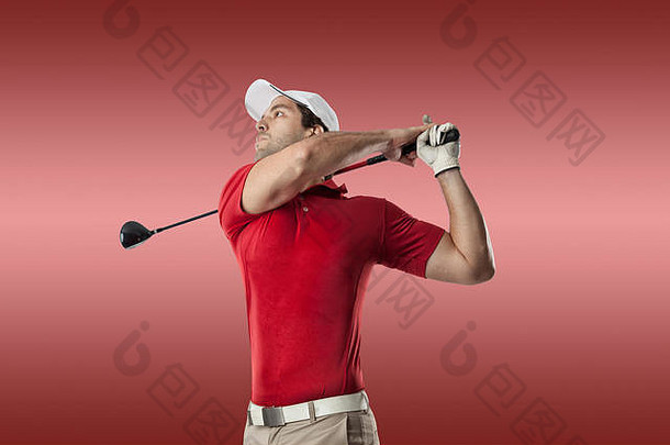 身穿红色球衣，在红色背景上挥杆的<strong>高尔夫</strong>球员。