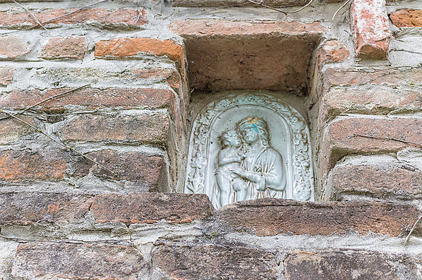 在意大利中世纪堡垒的砖墙中，献给圣母玛利亚和耶稣基督婴儿的祈祷伊迪库拉